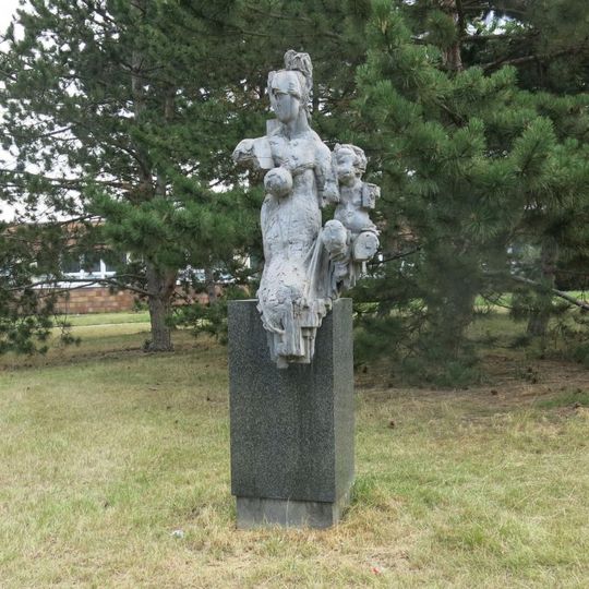 Socha Matka a dítě u školky v ulici Antonína Sochora v Mostě