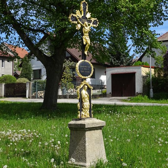 Kříž u kaple  v osadě Na Kopečku