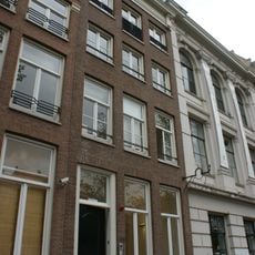 Pand met gevel onder rechte lijst met consoles