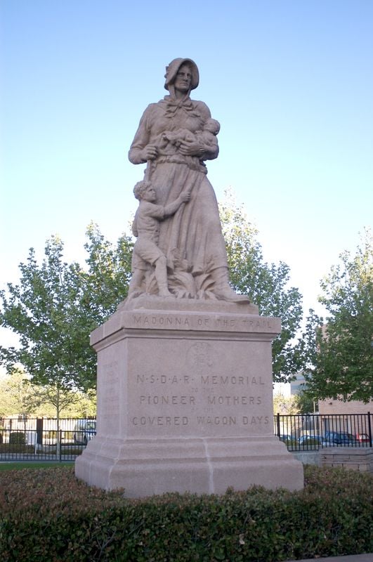 Madonna Of The Trail Denkmal F R Pionierfrauen In Springfield Usa