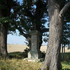 Kříž u památné lípy severně od Oráčova