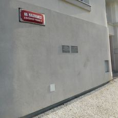 Pamětní deska Aloise Kříže na domě Na Malovance 589/18 na Dlabačově