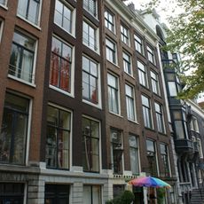Huis met gevel onder rechte lijst op oudere onderpui