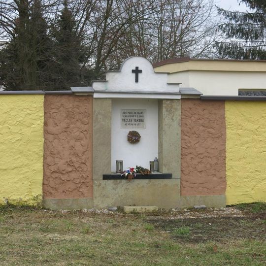 Pomník padlému Václavu Tarabovi v Školní ulici v Rožďalovicích