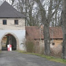 Brána předzámčí zámku Stránov