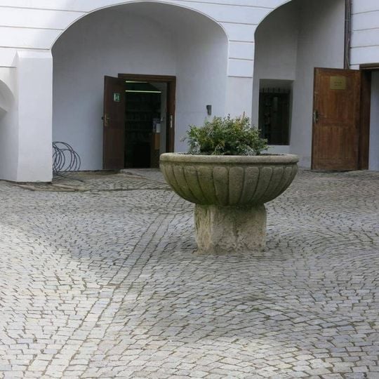 Kašna na nádvoří Městské galerie v Horní ulici v Českém Krumlově