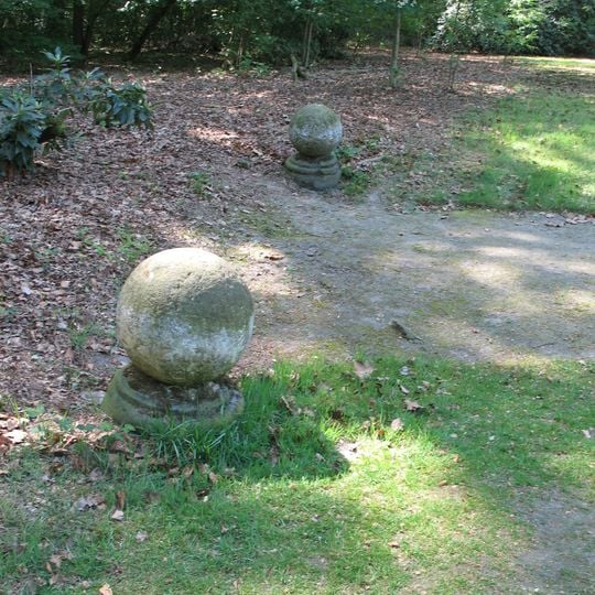 Kasteel Renswoude: twee sokkels met ronde bollen
