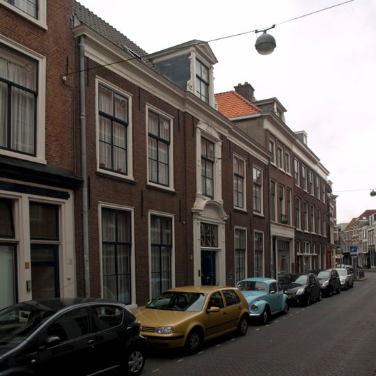 Pand met rijke Lodewijk XIV gevel met versierde middentravee op hardstenen plint