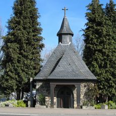 Kriegergedächtniskapelle und Gemeindekreuz