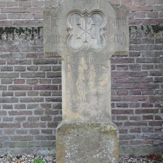 Privé-begraafplaats van de familie Van den Bergh: zandstenen kruis