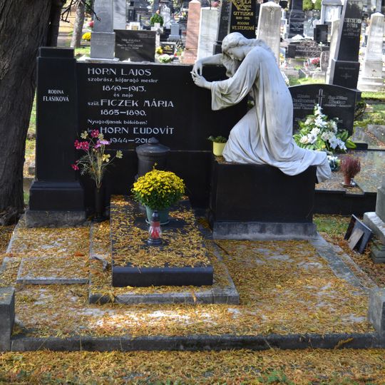 Cintorín ev. a. v. , náhrobník so sochou