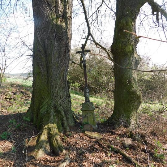 Kříž na rozcestí v lokalitě Nad Strouhami