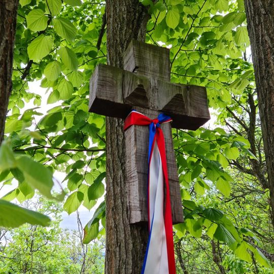 Kříž svaté Kateřiny nad skalami západně od Hostimi