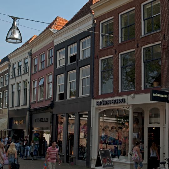 Pand met rechte lijstgevel en jongere onderpui