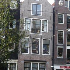 Pand met gevel onder rollagentop met afdeklijst