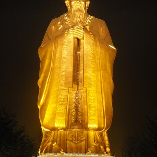 Konfuziusstatue auf dem Berg Ni