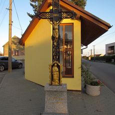 Kříž na návsi v Lázi