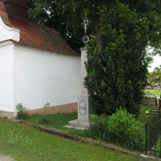 Kříž u kaple v Újezdu u Chanovic