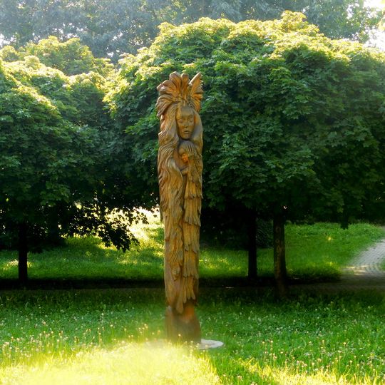 Socha matky s dítětem v parku před poliklinikou v Otrokovicích