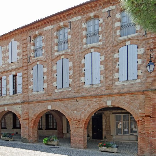 Immeuble, place de la Halle, cad. 490