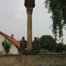 Sloup s reliéfem Panny Marie