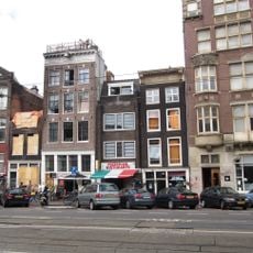 Pand met gevel onder rechte klossenlijst met twee consoles midden