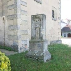 Podstavec sochy svatého Antonína u kostela svatého Bartoloměje v Bakově nad Jizerou
