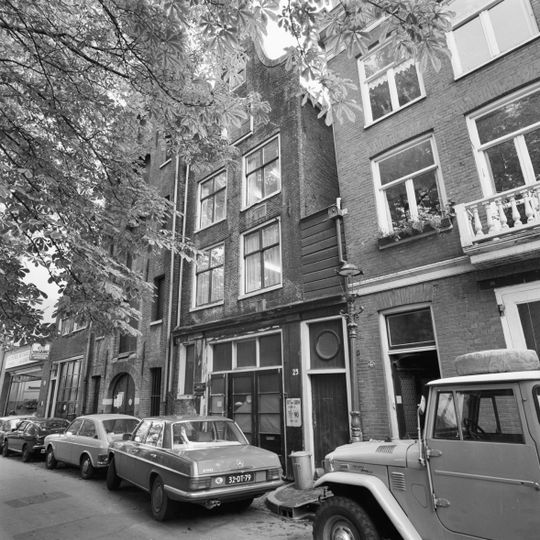 Pand met 18e-eeuwse gevel onder klokvormige top met rollagen