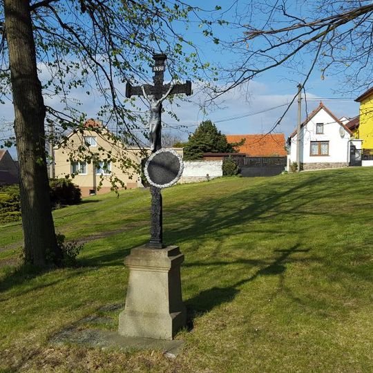 Kříž ve Rpetech na návsi