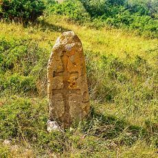 Побит камък