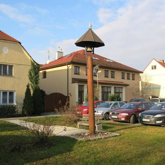 Zvonička na návsi v Radovesicích