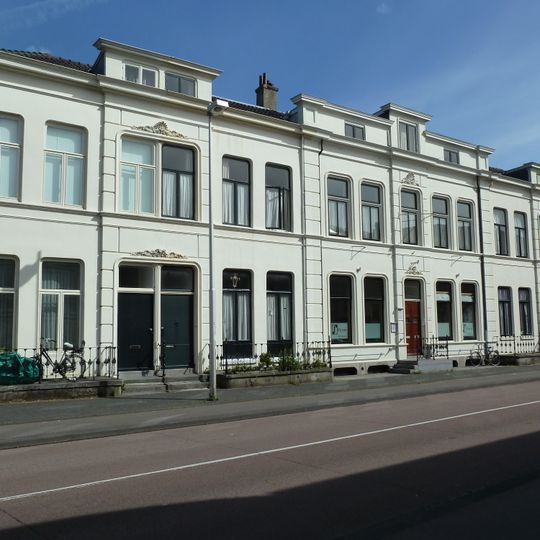 Rij van vijf gelijksoortige herenhuizen