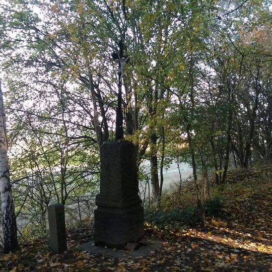 Kříž nad svahem nad Předními Ptákovicemi