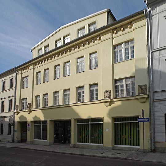 Wohn- und Geschäftshaus in geschlossener Bebauung mit rückwärtigem Gebäude Schandauer Straße 8a; 8b