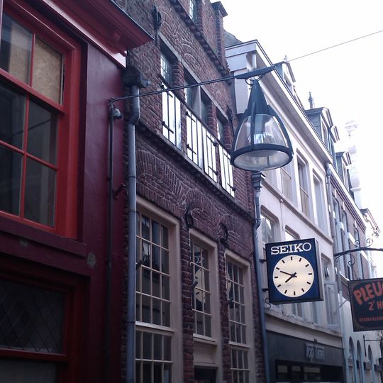 Huis met in- en uitgezwenkte topgevel, in jaarankers gedateerd 1627, bekroond door vijf pinakels, die gedekt zijn door geprofileerde natuurstenen platen