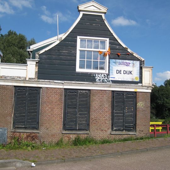 Bakstenen dijkhuis met houten halsgevel uit 19de eeuw, nu jongerencentrum