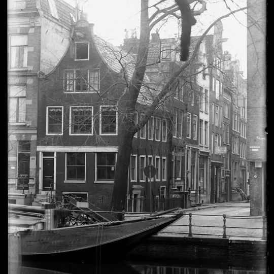 Pand met gevel onder rechte lijst