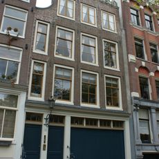 Pand met gevel onder klokvormige top met rollagen