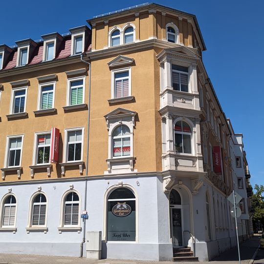 Mietshaus in geschlossener Bebauung in Ecklage Bahnhofstraße 1