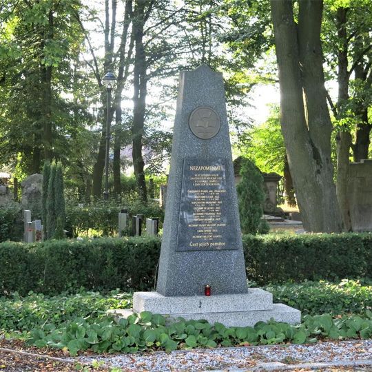 Pomník zemřelým válečným zajatcům na hřbitovu v Chodově