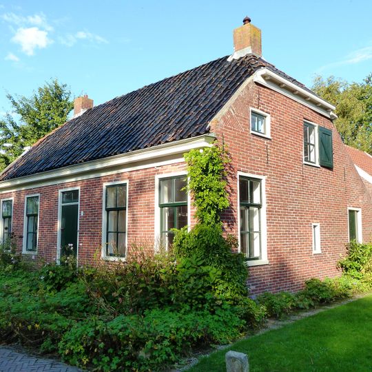 Pand onder zadeldak met wolfseinden