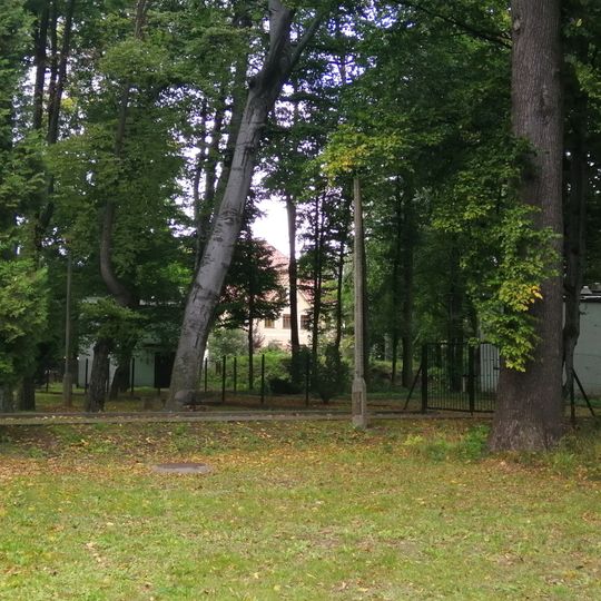 Karłuszowiec Palace Complex - park
