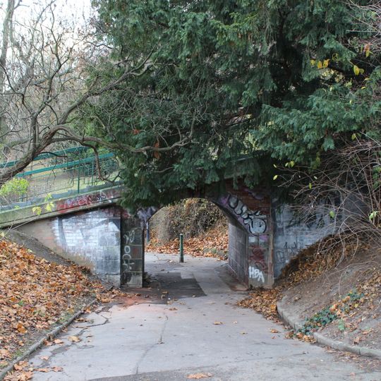 Mostek petřínské lanovky přes stezku k sokolovně