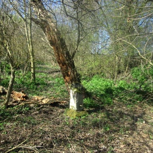 Kříž severně od Skupče u rozcestí