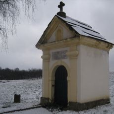 Domaslavice - kaplička s křížovým kamenem