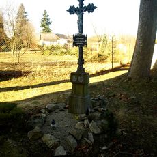 Kříž na zaniklém starém hřbitově u kostela ve Vacově