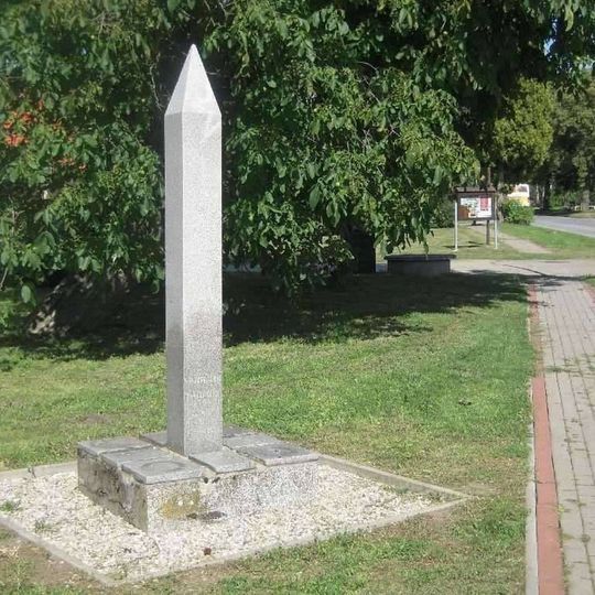 Památník osvobození Rudou armádou na návsi v Lipníku