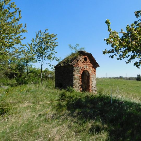 Kaplička jižně od kostela Všech Svatých ve Štoutově