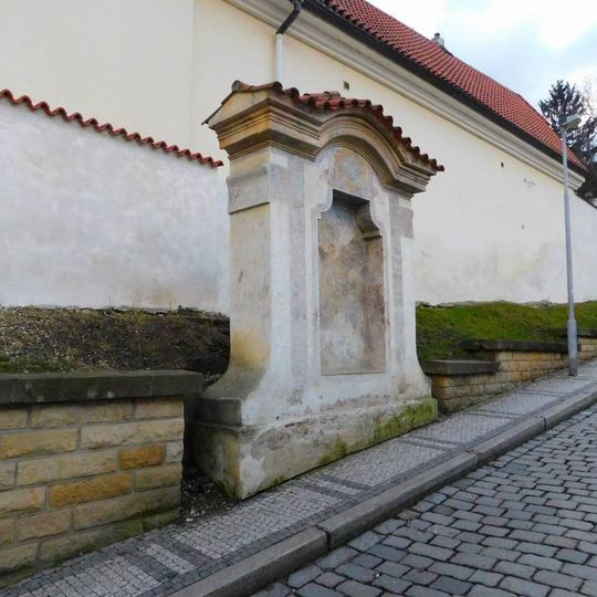 Výklenková kaplička ve Vlašské ulici na Malé Straně
