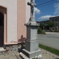 Kříž před kaplí v Kamenné